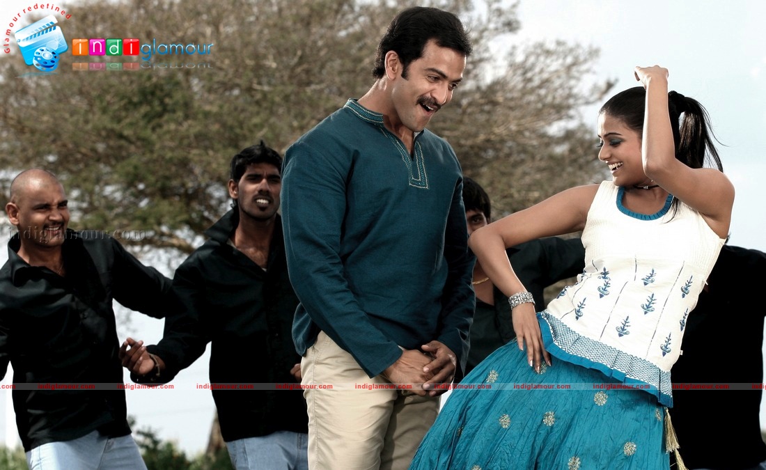 Ninaithale Inikkum Movie hd photo